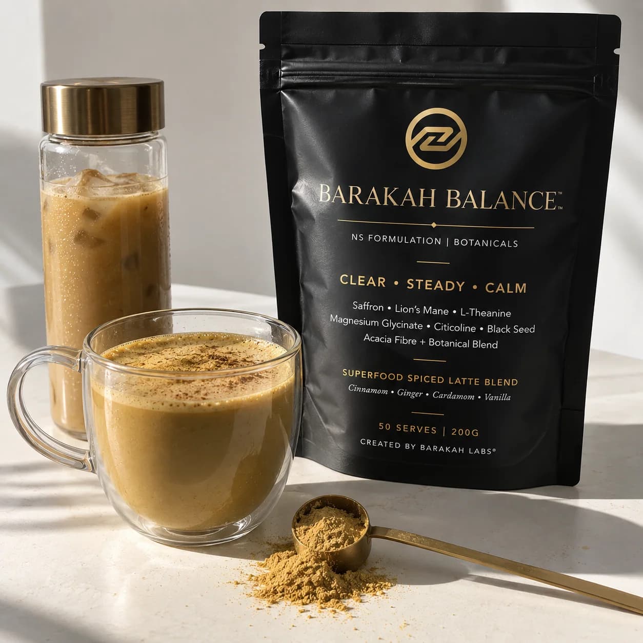 Barakah Balance Latte, heiß und auf Eis, neben dem Beutel und einem goldenen Messlöffel